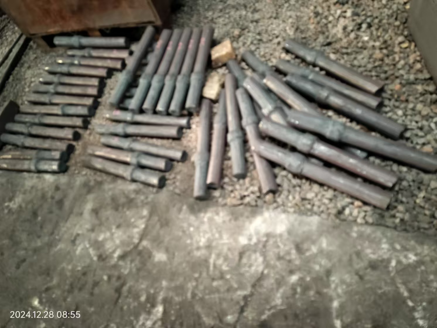 Qual é a diferença entre os processos de fundição e forjamento de martelos britadores?