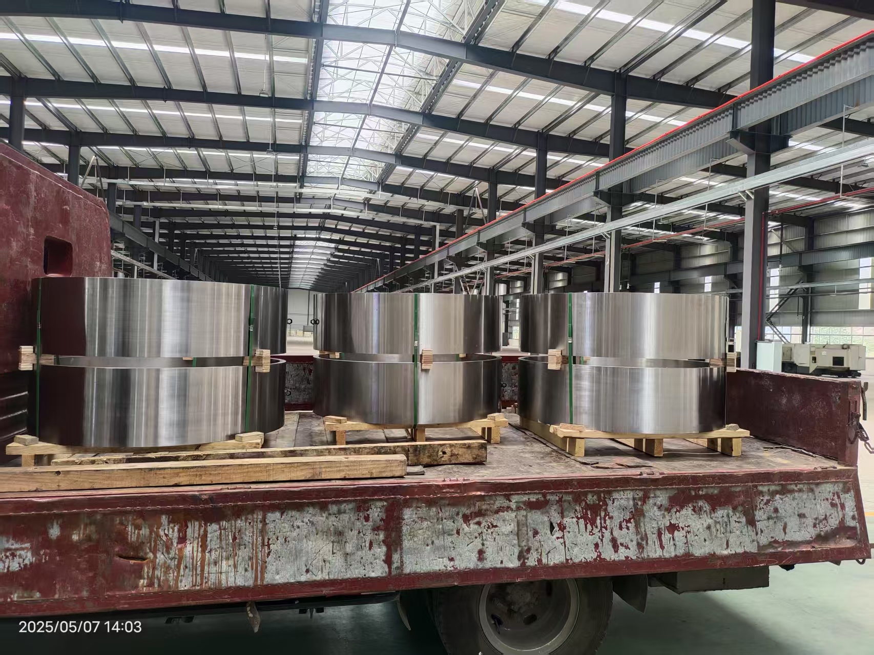 Para quais tipos de equipamentos mecânicos forjados os forjados do eixo dianteiro do eixo oco são adequados?